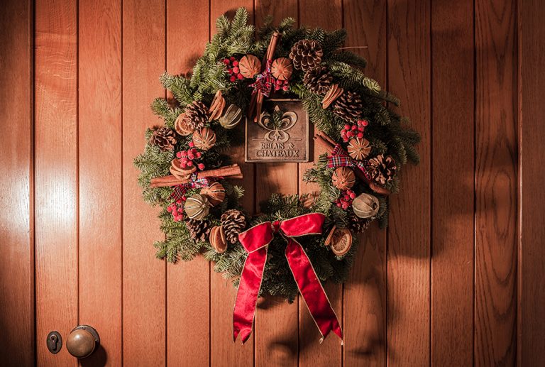 Cotswold Luxury-Arrival Scene Wreath 1
